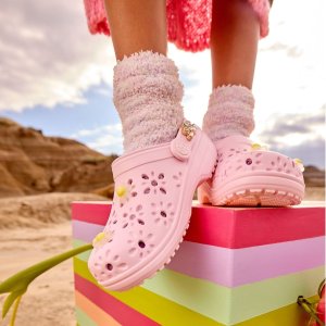 狂穿洞洞鞋的季节 Crocs 必买攻略 厚底/联名全都有