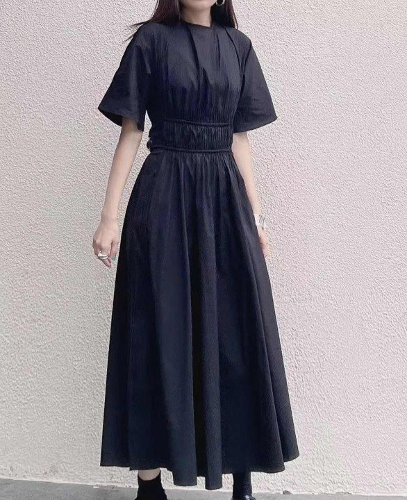后背镂空小黑裙