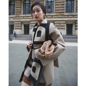 Burberry字母围巾