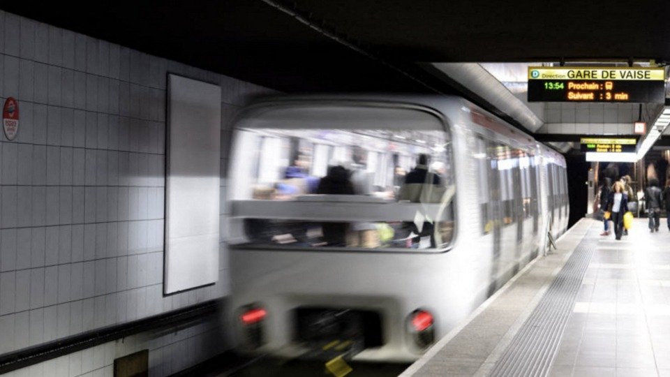 里昂地铁D线🚇乘客坠轨，交通彻底瘫痪！