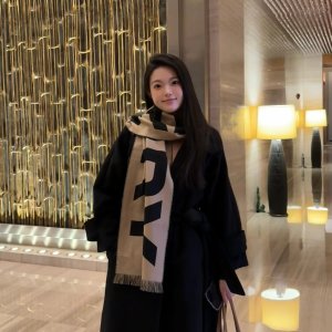 Burberry超美 好适合做第一条大牌围巾@小欣一丢丢字母围巾