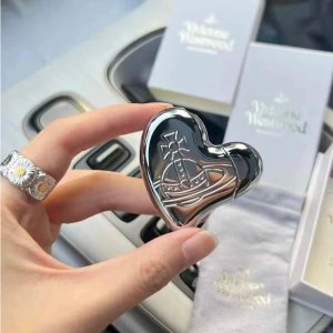 补货啦‼️拼手速啊家人们❤️520送礼：Vivienne Westwood 爱心打火机 上次上线2秒就断货⁉️