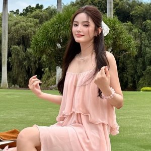 4折起 封面粉色吊带裙€39& Other Stories 这波仙女裙美到窒息🌊 拍照直接封神！