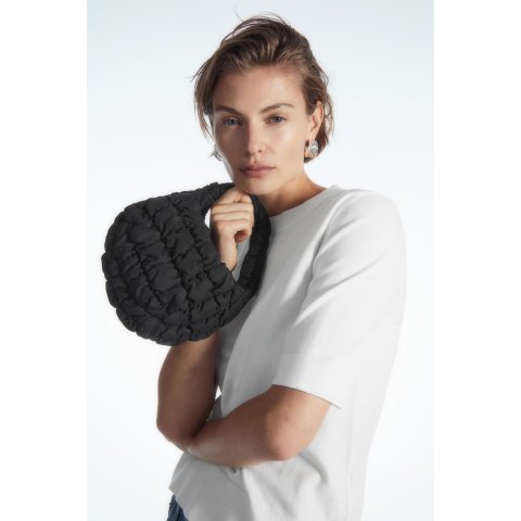 COS抢空啦 蹲补货中经典云朵包