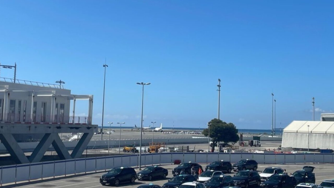 Nice机场突发安检门故障!大批航班延误取消,旅客滞留混乱