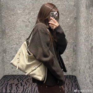 Givenchy奶白色好貌美！ VOYOU 中号托特包