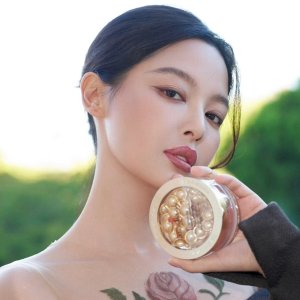 她在领奖 🤣我在加购她的同款雅顿 影后用啥我买啥！