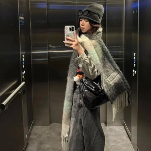 格纹苔藓绿围巾