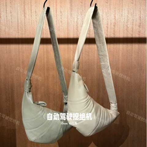 Lemaire超温柔奶油色 @自动驾驶挖绝机Croissant 真皮中号单肩包