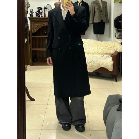  黑色羊毛大衣