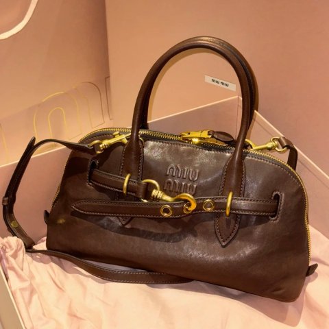 Miu Miu大爆款解禁中！同款黑色 @徐夹心AVENTURE 复古单肩包