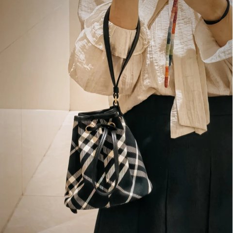 Burberry@祝你钱多多水桶单肩包