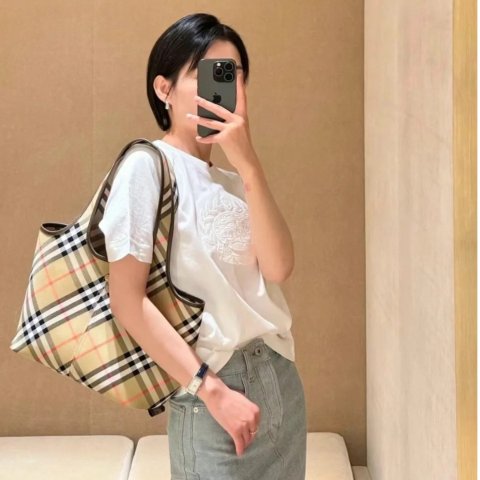 Burberry官网没抢到？来这里买格纹托特包