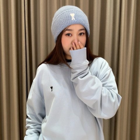 等半天！终于补货啦 @ami北京三里屯CherryEmbroidered 棉针织衫