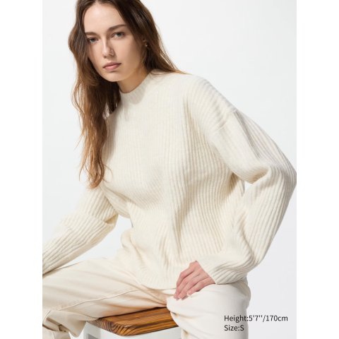 奶白色高领毛衣