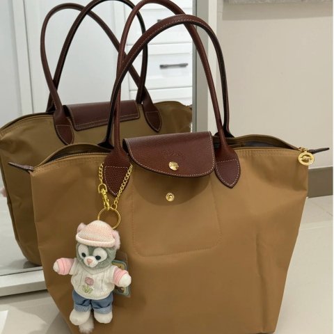 浅褐色中号手提包 