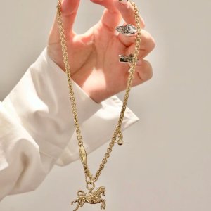 金色双马腕表€365 随时售罄