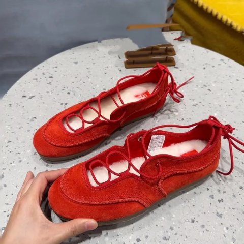 红色女士芭蕾运动鞋