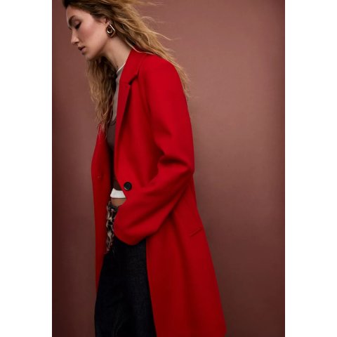 正肩红色大衣