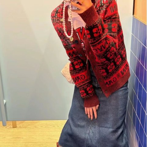 红色针织开衫