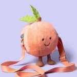 Jellycat 春夏新品！天空龙包挂、桃子包、连体衣小熊