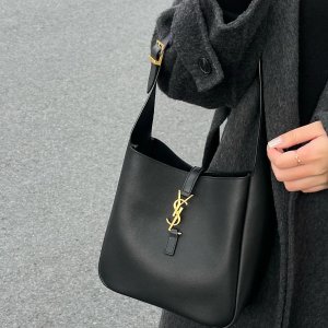 一律7.7折 YSL黑银卡包€231