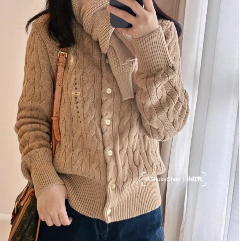 奶茶色纽纹针织开衫