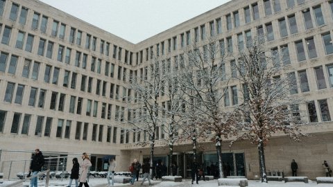 校园惊魂！德国一所校园遭持枪闯入，一名嫌疑人被捕