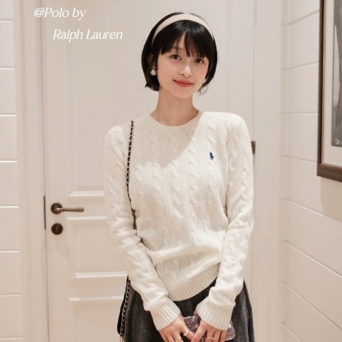 白色纽纹针织衫