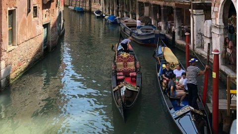威尼斯大运河惊魂！摩托艇失控连撞两艘贡多拉，八人落水
