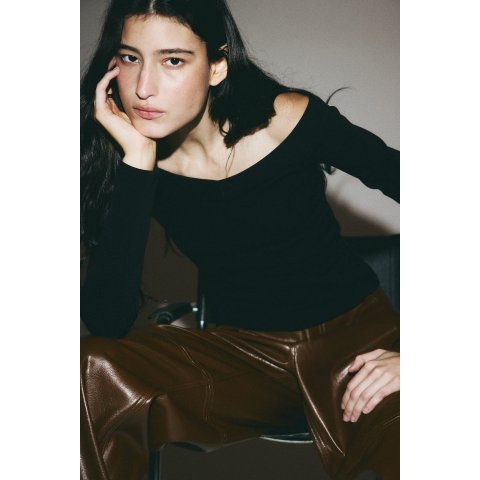 女士露肩上衣 黑色