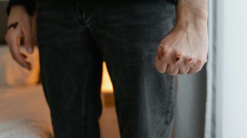 意大利超市惊魂：流浪汉暴力劫持幼童未遂，父母搏命营救！