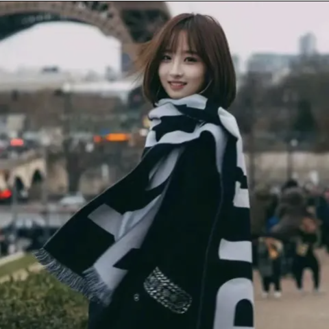 Burberry类似窄字母款Logo 提花流苏围巾