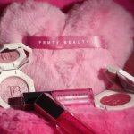 Fenty Beauty来新品啦！收毛绒绒心形大粉扑