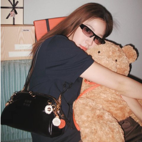 黑色亮面皮革包