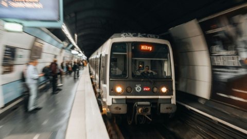 突发！巴黎RER A线因接触网断裂，通往迪士尼乐园的交通中断