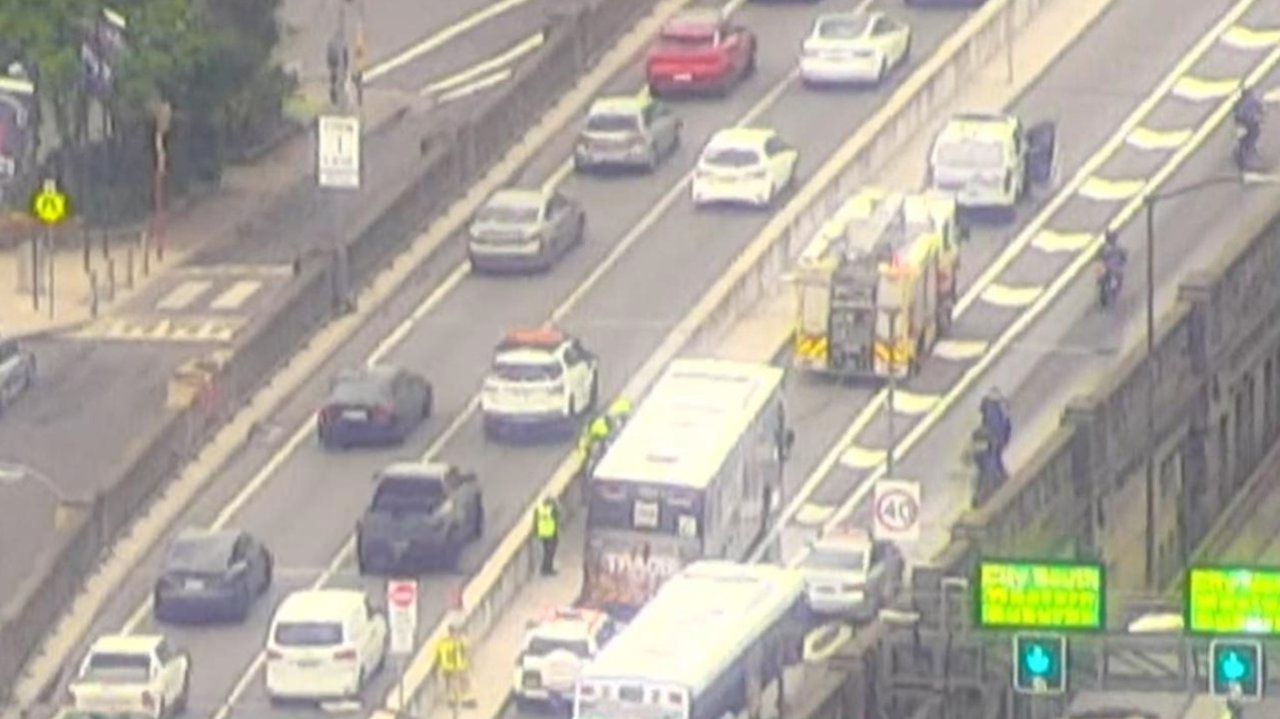悉尼海港大桥上公交起火，早高峰严重拥堵！车龙长达几公里！