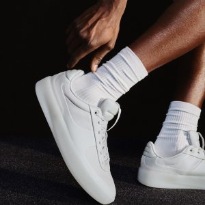 “感受为先”小白鞋男女同款新品上市：lululemon25年来第一双男鞋已发售 很德训很百搭