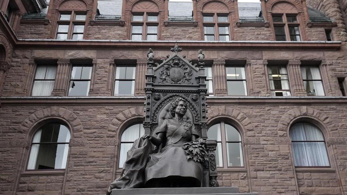拖延数年终于完工！伊丽莎白女王雕像在安大略省立法机构揭幕！