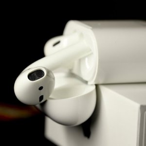 Airpods 2 带充电盒 性价比超高的型号 白菜价就能入手的明星耳机