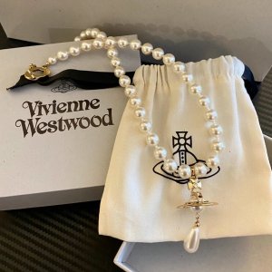 咦！Vivienne Westwood 放大招啦！珍珠项链、土星包包全参加