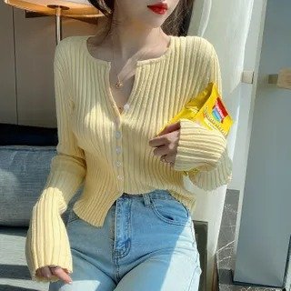 奶黄色针织衫