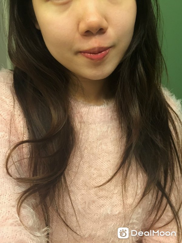 其实全名是其实全名是韩国CLUB CLIO珂莱欧 GOODAL 顶级蜗牛晶彩焕亮素顏面霜,简称蜗牛素颜霜好了。最近不是很流行素颜霜嘛,都说素颜美才是真正的美。所谓素颜霜,就是一种能打造出“素颜”假象的面霜。它有提亮效果,能让皮肤更加细嫩光滑。直男绝对会以为是真“素颜”。懒得化妆、的时候,抹一点点就可以出门见人。省时又省事!和男神玩耍的时候更应该用上,耍点小心机让他见识一下素颜美。 CLIO是一个韩国彩妆牌子。广告写着一秒钟亮肤,一开始我还不信呢,不过效果真的