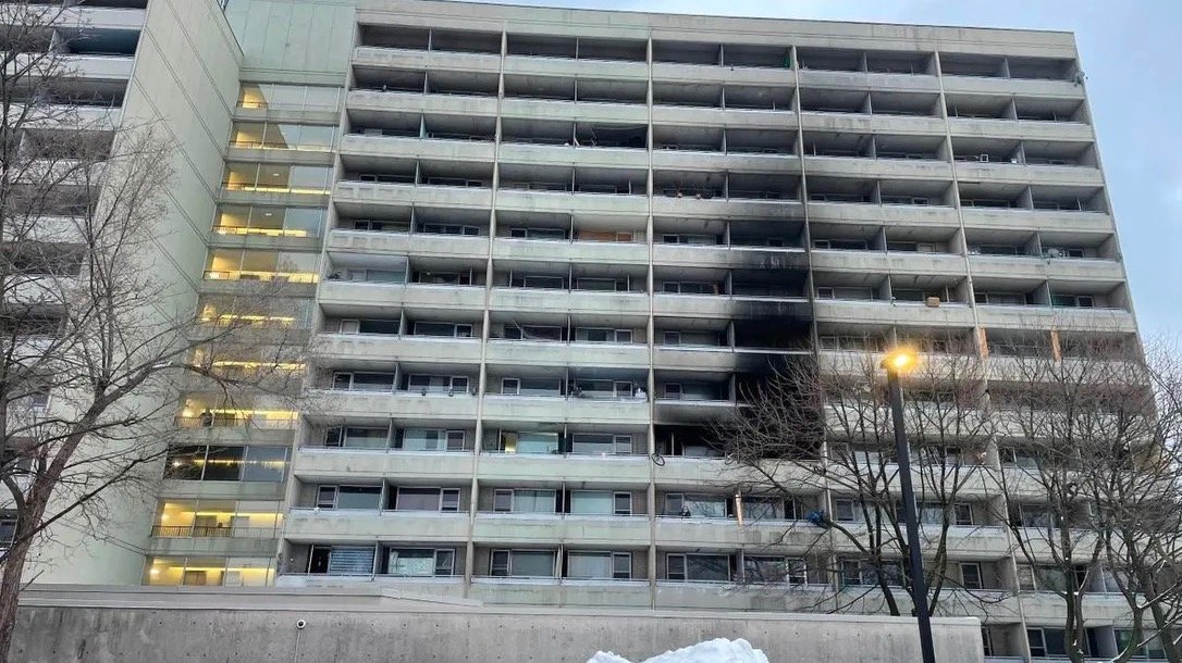 视频曝光！男子从5楼阳台跳出！士嘉堡公寓大火致一死四伤，起火原因仍在调查中！