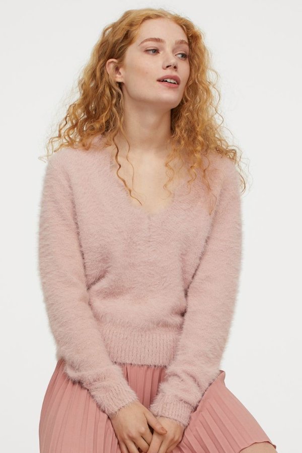 淡粉色V领毛衣