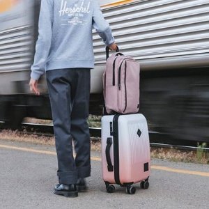 Herschel 行李箱包热卖 双肩包$26 旅行套装$24 手包$22