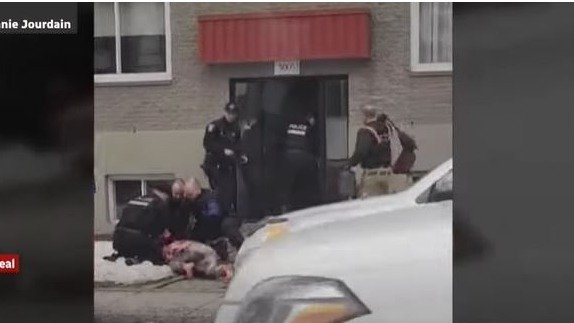 视频曝光！加拿大19岁男子刺死3名家庭成员，警察抓捕时嫌犯全身是血！