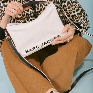 Marc Jacobs 美包促 收焦糖棕、大象灰相机包 收封面同款