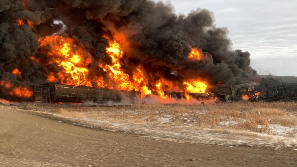 紧急警报！加拿大一列火车在高速公路脱轨，爆炸导致黑烟冲天影响能见度！