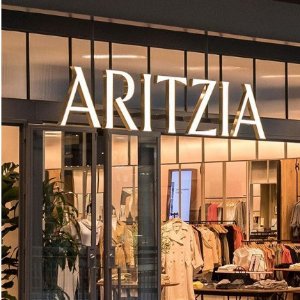 Aritzia 新款美衣加入特价区 玫瑰T恤$22，斜肩羊毛背心$54